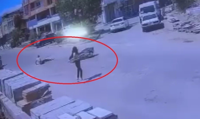 Dönüş yapmak isterken kazaya sebebiyet verdi, arkasına bile bakmadan gitti: O anlar kamerada