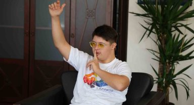 Down sendromlu Tamer istedi, ameliyathanede üçlü sesleri yankılandı