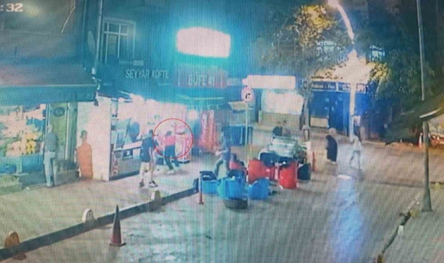 Dükkana geldi, esnafı vurdu: O anlar kamerada