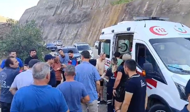 Düşen helikopterdeki mürettebatın hastaneye kaldırıldığı anlar kamerada