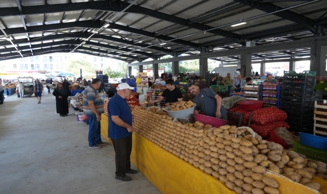 Düzce'de Hamidiye Mahallesi'ne yapılan kapalı pazar yeri hizmete başladı