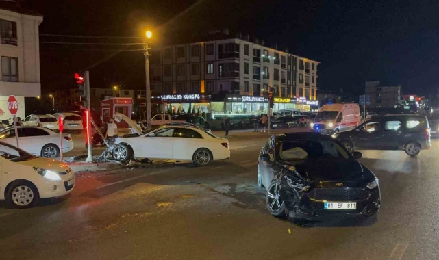 Düzce'de ışıklı kavşakta 2 araç çarpıştı: 4 yaralı
