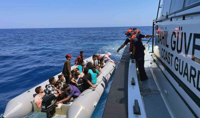 Düzensiz göçmenleri taşıyan bot arızalındı, sahil güvenlik kurtardı