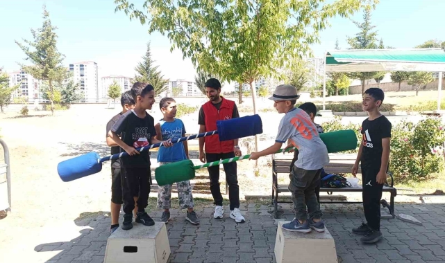 Elazığ Gençlik Merkezi gönüllülerinden cami temizliği