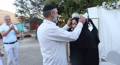 Elazığ'da hafızlığı tamamlayan öğrencelere icazet ve taç takma töreni düzenlendi