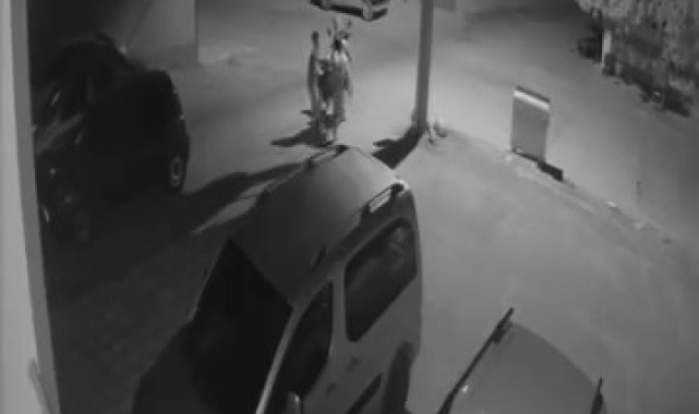 Elazığ'da hırsızlar park halindeki motosikleti kucaklayıp çaldı