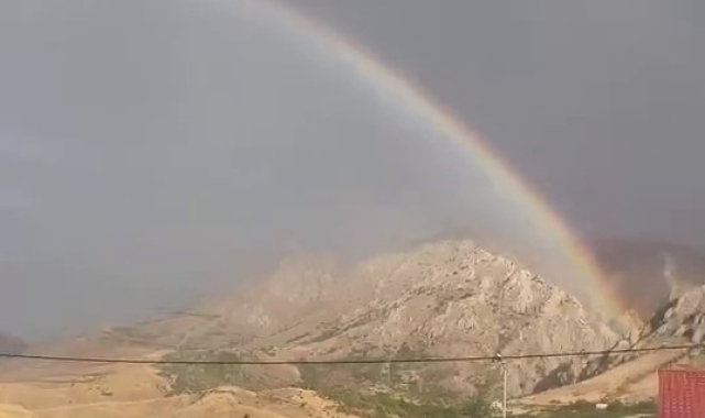 Elazığ'da yağmur sonrası ortaya çıkan gökkuşağı görenleri hayran bıraktı