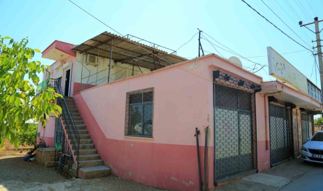 Elektrik direğinden kopan tel demir kapıya düştü, akıma kapılan adam yaralandı