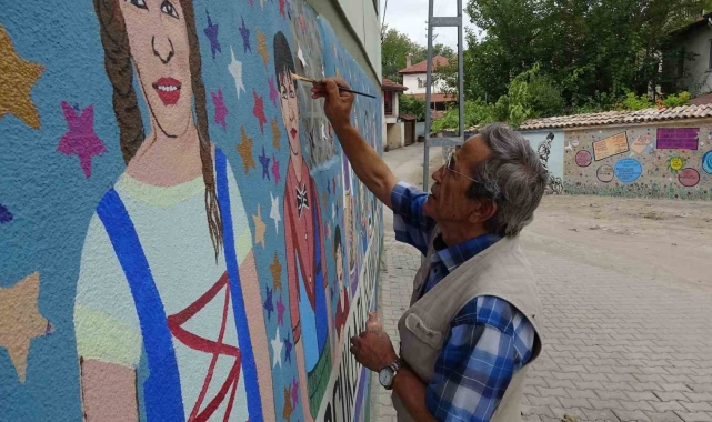 Emekli öğretmen çocukluk tutkusunu köyünün bahçe duvarlarını süsleyerek sürdürüyor