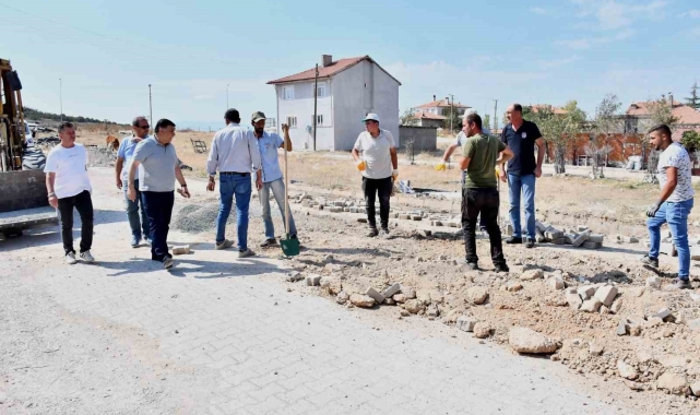 Emet Belediyesinden Sanayi Sitesi'nde parke taşı döşeme çalışması