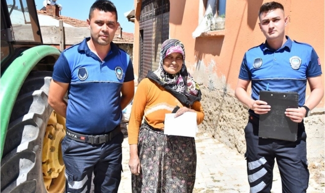 Emetli esnaf pazar yerinde buldukları 5 bin TL'yi zabıtaya teslim etti