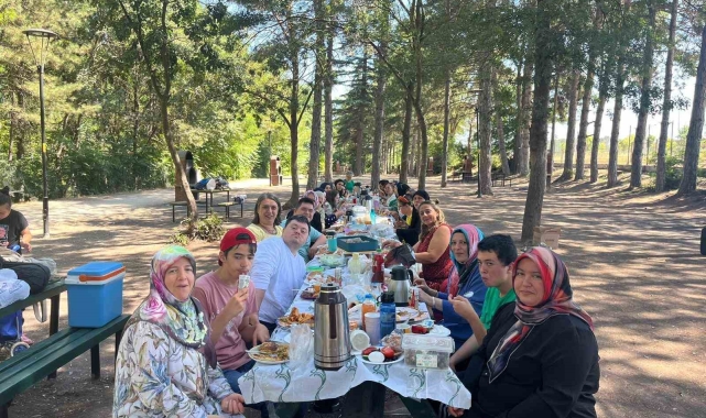 Engelsiz Kültür ve Sanat Merkezi müdavimleri Regülatör'de piknik yaptı