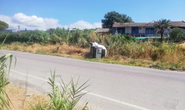 Erdek'te virajı alamayan ticari araç takla attı