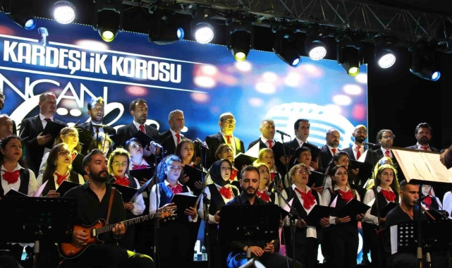 Erzincan'da farklı meslek gruplarından insanların bir araya geldiği "Kardeşlik Korosu" konser verdi