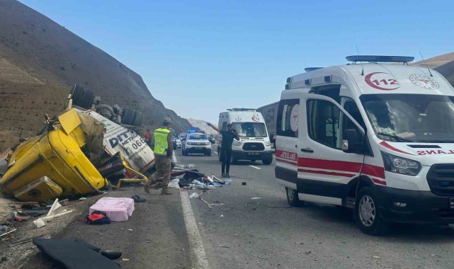 Erzincan'da tır ile otomobil çarpıştı: 4 ölü, 2 yaralı