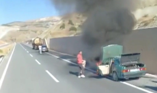 Erzincan'da Tofaş marka otomobil yandı