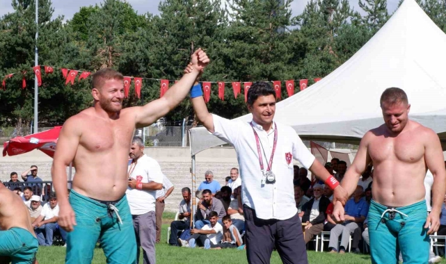 Erzurum'da karakucak güreşlerinde İsmail Balaban ve Turan Balaban kardeşler birbirine rakip oldu