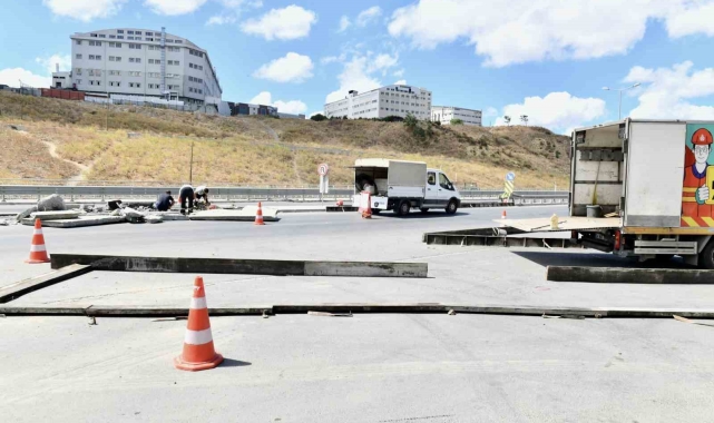 Esenyurt'ta 3 ana arteri birbirine bağlayan kavşakta çalışma