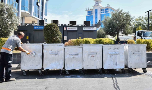 Esenyurt'ta çöp konteynerlerinin bakım ve onarımlarını yapıyor