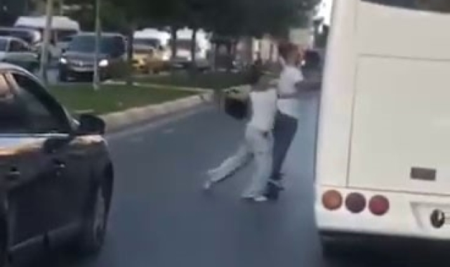 Esenyurt'ta motosikletli bir çift kendilerini sıkıştıran servis aracına kaskla saldırdı