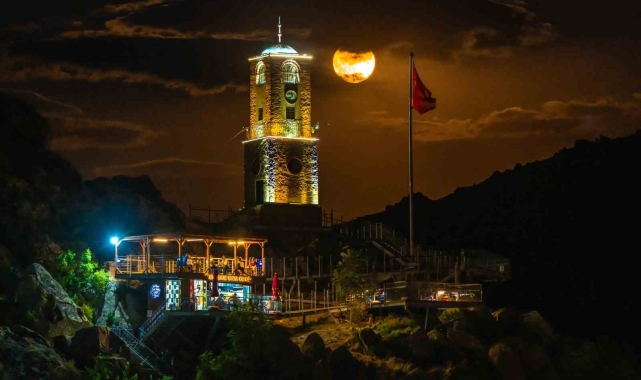 Eskişehir'de fotoğraflanan 'Süper Ay' görsel şölen oluşturdu