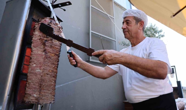 Et fiyatı düştü, iddiayı kaybetti, et döner tezgahını Meclis'e kurarak döner dağıttı