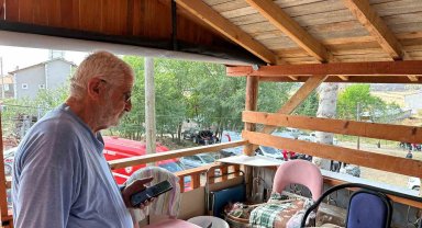 Evlatlarının mezarı için yangın çıkan köylerine döndüler