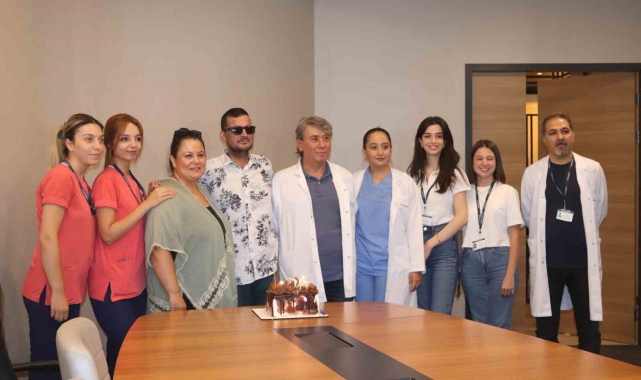 Evliliklerinin ve naklin 2. yıl dönümünü nikahları kıyılan hastanede kutladılar