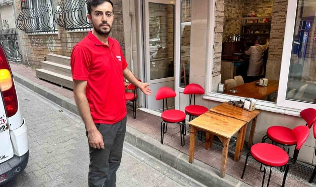 Fatih'te inanılmaz kaza kamerada: Fenalaşınca yere düşen adamın üzerinden otomobil geçti