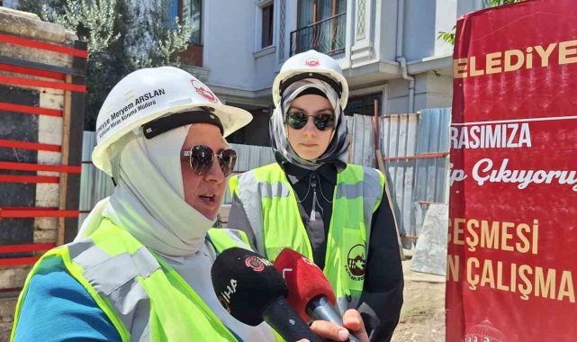 Fatih'teki tarihi Hacı Evliya Çeşmesi vinçlerle yeni yerine taşındı