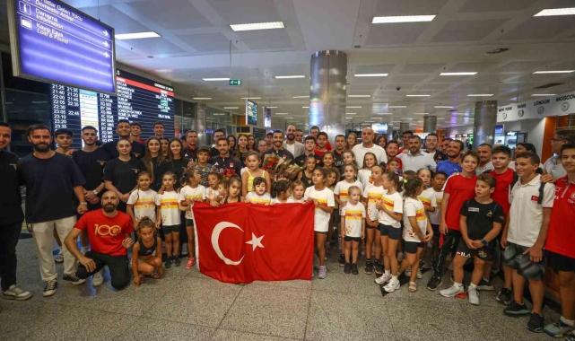Ferhat Arıcan, İzmir'de coşkuyla karşılandı