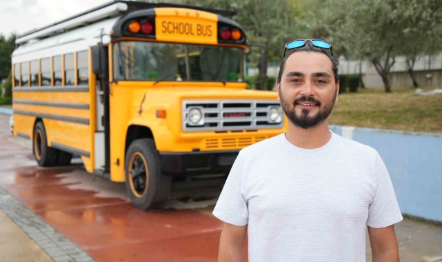 Filmden esinlenerek yaptığı hayalindeki 'School Bus' ile dünya turuna çıktı
