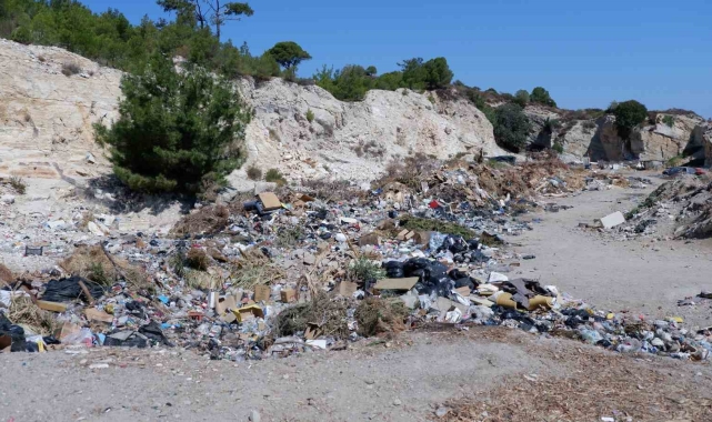Foça Belediyesi'nin şehir merkezine döktüğü çöplere AK Partili Arslan'dan tepki