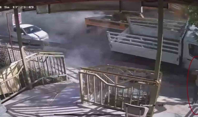 Freni patlayan kamyon 6 aracı biçti: Kaldırımda yürüyen vatandaşın ölümden son anda kurtulduğu anlar kamerada