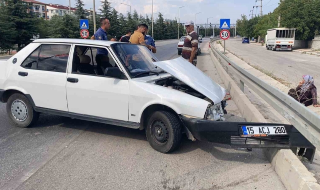 Freni patlayan Tofaş otomobil bariyerlere ve ardından bir araca çarptı: 1 yaralı