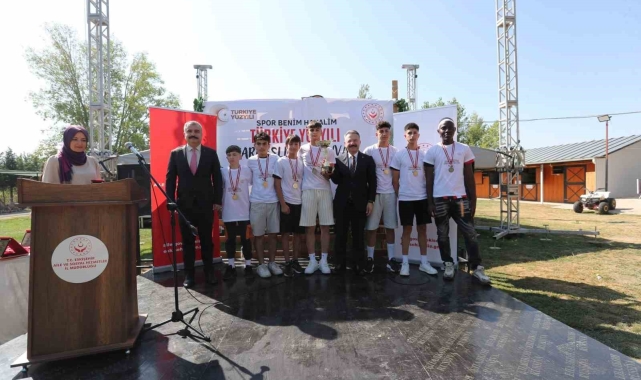 Futbol turnuvasının şampiyon takımına madalyalarını Vali Aksoy verdi