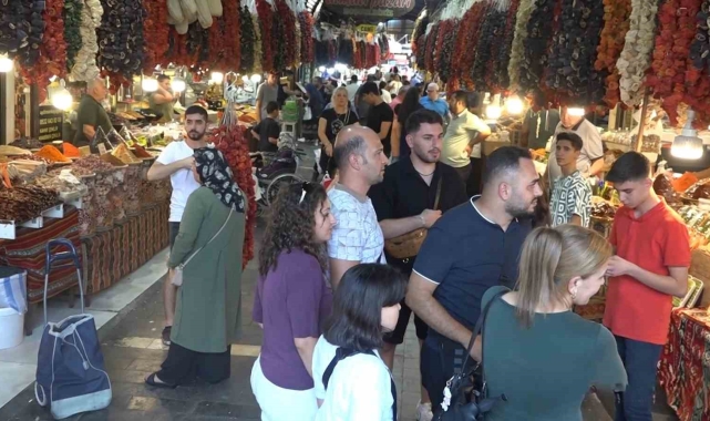 Gaziantep'e gelen gurbetçiler esnafın yüzünü güldürdü