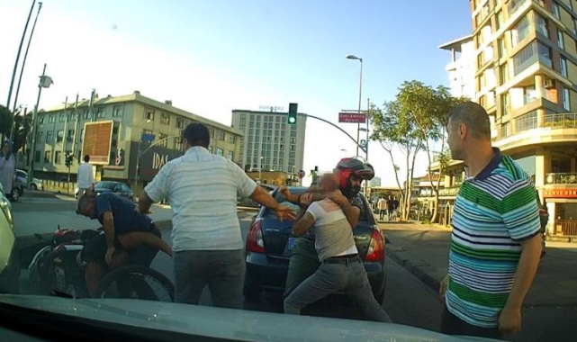 Gaziosmanpaşa'da otomobil ve bisiklet sürücüsünün yol kavgası