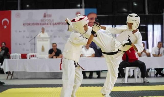 Genç karateciler, Beyoğlu Kyokushin Karate Şampiyonası'nda yarıştı