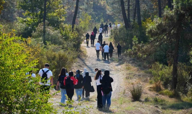 Gençler 8 kilometre yürüdü Türk Bayrağı açtı