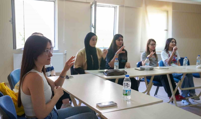 Gençlik Merkezi'nde işaret dilini öğreniyorlar