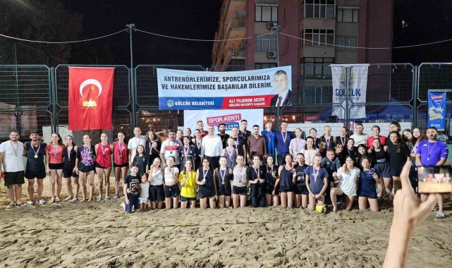 Gölcük'te plaj voleybolu çekişmeli anlara sahne oldu