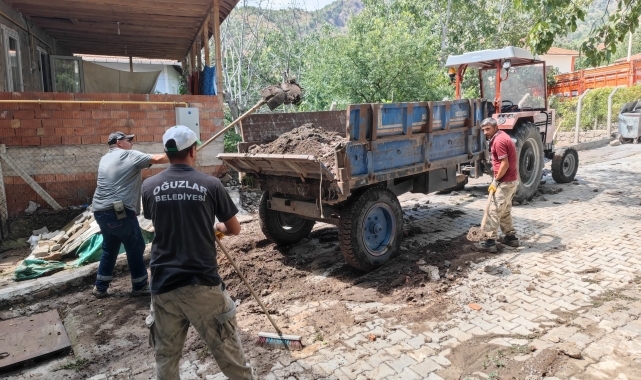 GÜNCELLEME - Çorum'un Oğuzlar ilçesinde şiddetli yağışın ardından temizlik çalışması başladı