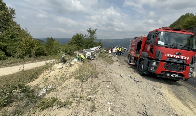 GÜNCELLEME - Düzce'de tırla otomobilin çarpıştığı kazada 3 kişi yaşamını yitirdi, 1 kişi yaralandı