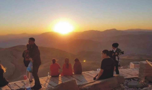 Güneşin doğuşunu meditasyon yaparak izlediler