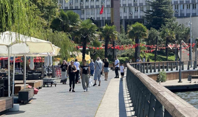 Güzel havayı gören sahile koştu