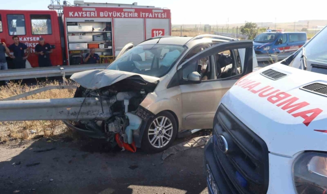 Hafif ticari araç bariyere ok gibi saplandı: 2 ölü, 4 yaralı