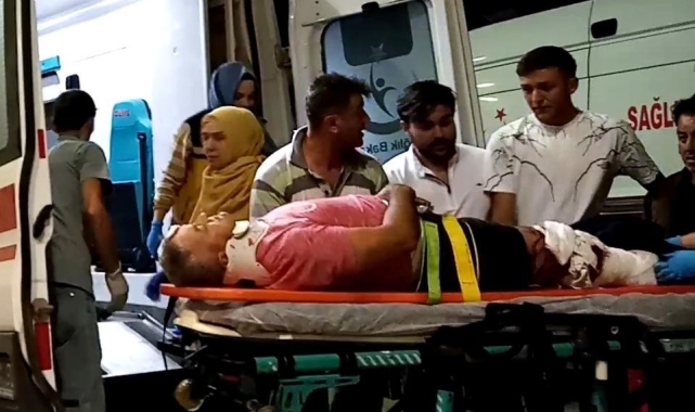 Hafif ticari araç ile motosiklet çarpıştı: 1'i ağır 2 yaralı