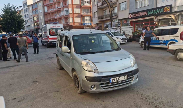 Hafif ticari aracın çarptığı ayakkabı boyacısı yaralandı