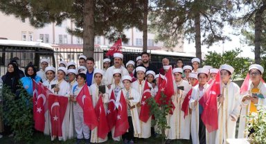 Hafız çocuklar, şehitlerin kabirleri başında Kur'an-ı Kerim okudu
